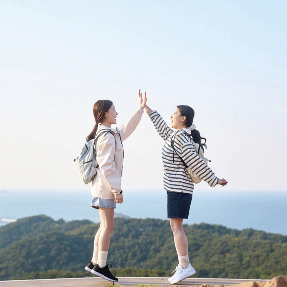 야외에서 함께 활동하는 청소년
